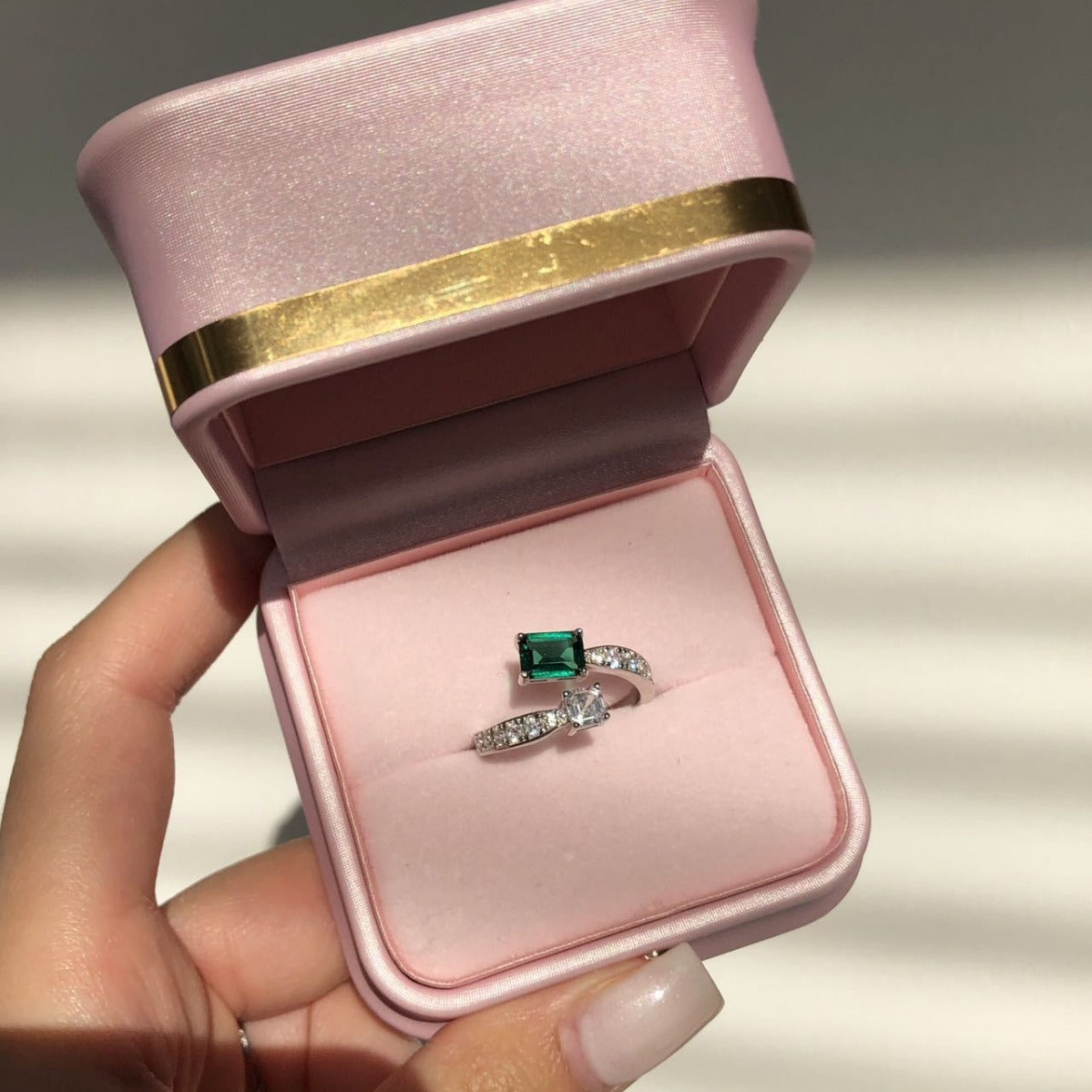 Asymmetrisk Diamond Ring – Elegant & Trendig