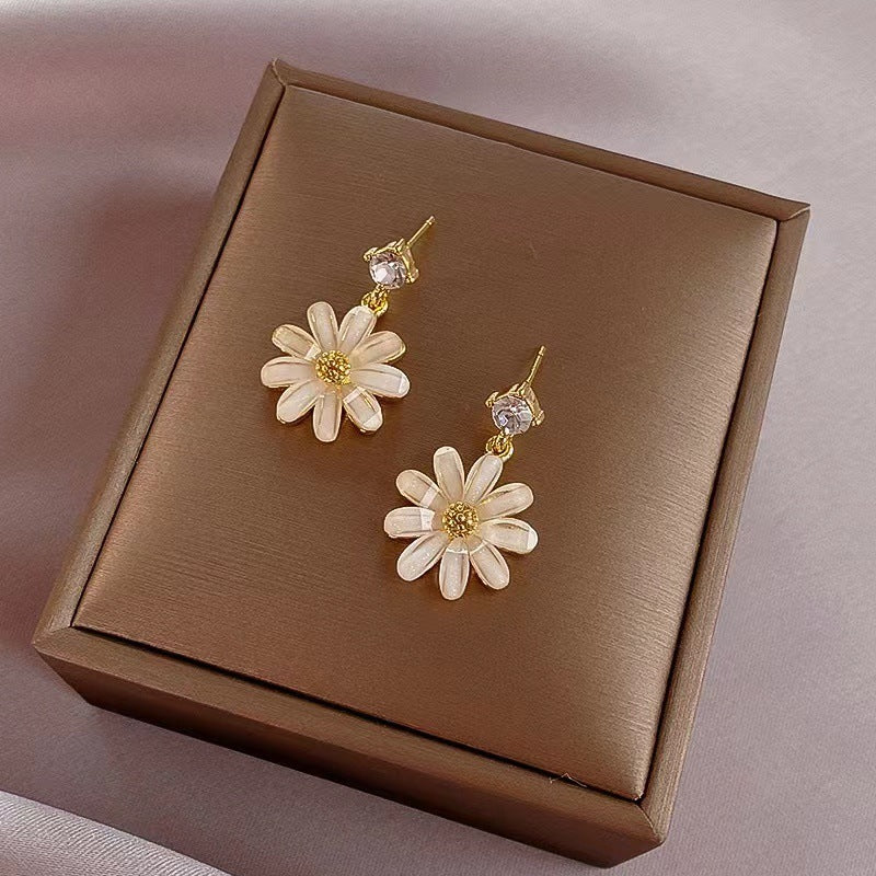 Light Luxury Pearl Daisy Studs – 925 Silver Pin Earrings